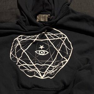 La Hearts Black and White Graphic Juniors Cropped Hoodie